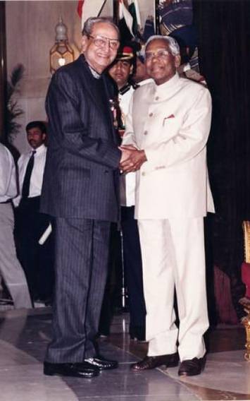Pran while receiving Padma Bhushan award