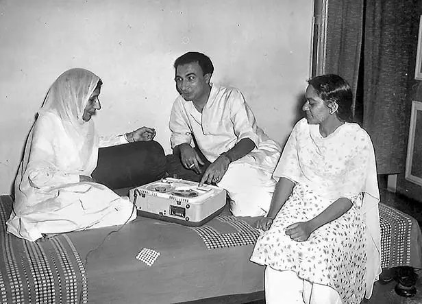 A pic of Abdul Hayi "Sahir Ludhiyanvi"with his mother "Sardar Begum"